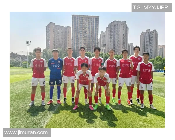 我喜欢足球因为它不仅是一项运动更是一种生活态度和团结精神的体现